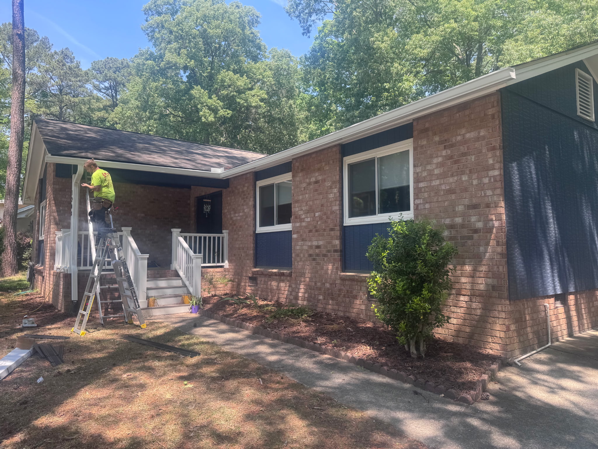 Seamless aluminum gutter installation on a Zebulon, NC home